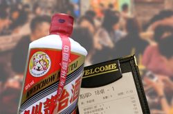 Thượng Hải dậy sóng vì cảnh sát ăn quỵt ở nhà hàng lẩu rắn