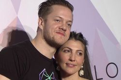 Trưởng nhóm Imagine Dragons ly thân vợ