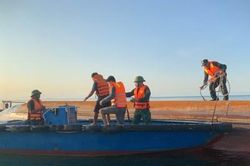 Đồn Biên phòng Cát Bà cứu sống 2 thuyền viên bị tai nạn trên biển