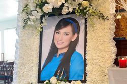 Con gái làm giỗ đầu ca sĩ Phi Nhung tại Mỹ
