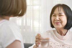 Vừa từ phòng sinh ra, mẹ chồng đã hỏi một câu khiến tôi rơi nước mắt