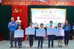 Trao quà tiếp sức đến trường cho học sinh có hoàn cảnh khó khăn