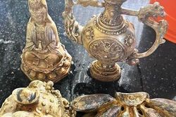 Nhiều người dân ở miền núi bị lừa mua cổ vật đồng đen... rởm