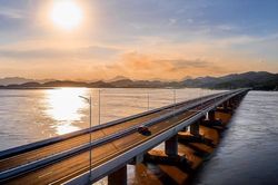Móng Cái hút khách nhờ cao tốc, Quảng Ninh bứt tốc nhờ hạ tầng