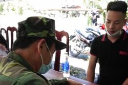 Hàng trăm lao động 'việc nhẹ, lương cao' từ Campuchia về nước