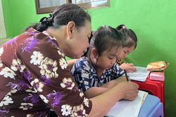 Cô giáo miền Tây 20 năm biến hiên nhà thành lớp học cho trẻ em nghèo