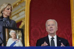 Nữ hoàng Anh Elizabeth II trong ký ức của vợ chồng ông Biden