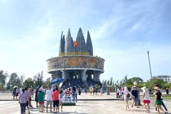 Gần 20.000 khách du lịch tới TP Móng Cái - Quảng Ninh trong 2 ngày cuối tuần