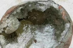 'Lạ mắt' trứng khủng long chứa pha lê mới tìm thấy ở Trung Quốc