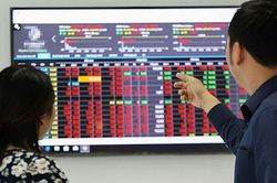 Áp lực bán lại dâng cao, VN-Index lùi về vùng hỗ trợ