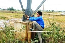 Leo lên trụ tải điện 110kv để tháo trộm hàng trăm thanh giằng, bulong