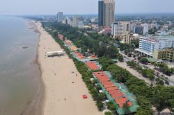 Tháo dỡ ki-ốt, khách sạn án ngữ bãi biển Cửa Lò