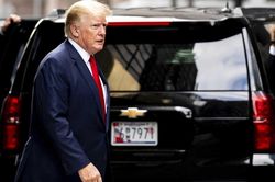 Ông Trump chỉ trích FBI không bỏ giày khi khám phòng ngủ ở Mar-a-Lago