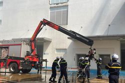Cứu nhiều người mắc kẹt trong đám cháy giả định ở xưởng sản xuất thuốc