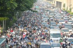 Cảnh ùn tắc kéo dài vẫn diễn ra sau khi phân làn đường Nguyễn Trãi