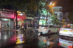Vượt ẩu, xe máy đấu đầu ô tô trong cơn mưa tầm tã