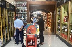 Đồng Nai: Tạm giữ lô rượu ngoại không có nhãn mác phụ