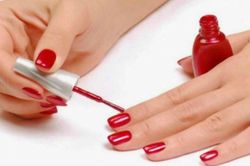 Tác hại đáng sợ của việc sơn móng tay thường xuyên