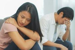 Vô tình để lộ việc góp tiền nuôi bố chồng, tôi bị chồng đuổi ra đường