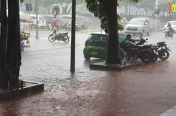 Hà Nội bắt đầu vào đợt mưa dông, có thể gây ngập úng