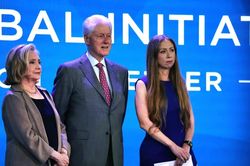 Gia đình Clinton tái xuất