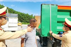 Không để tình trạng xe quá khổ, quá tải lộng hành
