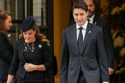 Thủ tướng Canada bị chỉ trích vì hát rock trước lễ tang Nữ hoàng Elizabeth