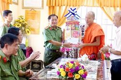 Công an Bạc Liêu chúc mừng lễ Sen Đolta của đồng bào Khmer