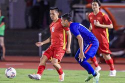 Văn Quyết sút xa đẳng cấp, tuyển Việt Nam dẫn Singapore 1-0