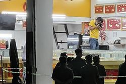 Thanh niên đập tủ kính, cướp vàng ném ra đường ở Bình Dương