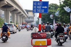 Toàn cảnh 1 tháng thí điểm phân làn xe máy ở đường Nguyễn Trãi: Giao thông chưa hết lộn xộn