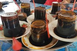 Thưởng thức cà phê úp ngược ở Indonesia