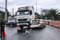 Xe đầu kéo tông ôtô 5 chỗ bẹp dúm