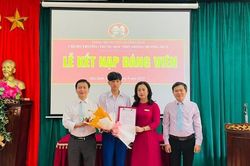 Nam sinh miền núi Quảng Trị đỗ Ngoại Thương được kết nạp Đảng ở tuổi 18