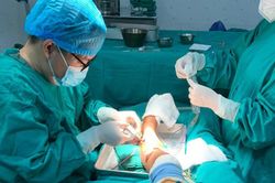 Bé trai 14 tuổi dập nát cơ cẳng chân trái vì súng tự chế