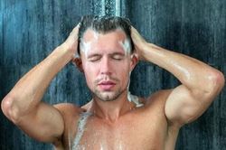 Nam giới khi tắm nên massage 3 bộ phận để thêm khỏe mạnh