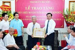 Trao Huy hiệu 80 năm tuổi Đảng tặng đồng chí Vũ Oanh