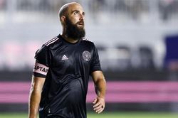 Higuain: 'Cầu thủ không sướng như người ta tưởng'
