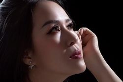 Ca sĩ Hồng Nhung Đỗ hạnh phúc bên chàng trai nghèo cắt tóc kém 12 tuổi