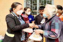 'Cơm từ thiện Pleiku': Ấm lòng người nghèo