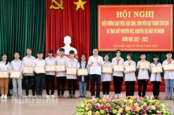 Trao thưởng Quỹ khuyến học, khuyến tài Ngô Thì Nhậm năm học 2021-2022