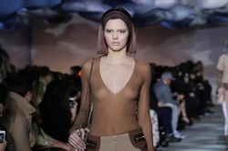 Kendall Jenner chia sẻ về việc mặc đồ hở ngực năm 18 tuổi