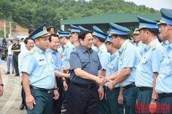 Thủ tướng Phạm Minh Chính thăm cán bộ, chiến sĩ Trung đoàn không quân 921