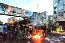 Mỹ bất ngờ nới lỏng lệnh trừng phạt Iran