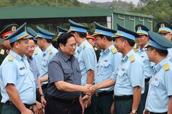 Thủ tướng thăm Trung đoàn không quân 921 và sân bay quân sự Yên Bái