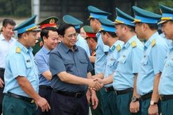 Thủ tướng thăm Trung đoàn Không quân tiêm kích đầu tiên, khảo sát sân bay quân sự Yên Bái