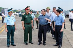 Thủ tướng thăm Trung đoàn Không quân 921, khảo sát sân bay quân sự Yên Bái