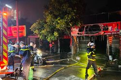 Dập tắt đám cháy nhà dân tại quận Hoàng Mai