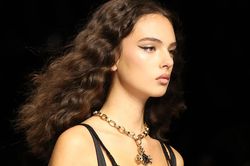 Con gái 18 tuổi của Monica Bellucci diện mốt lộ nội y