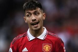 Lisandro Martinez phản ứng khi bị Carragher chê bai